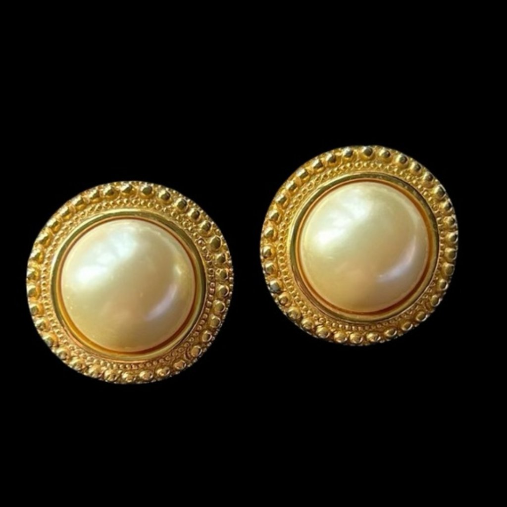 Elegant Vintage Dior Classic Pearl Clip On Earrings 300$